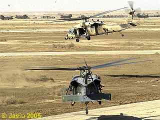 UH-60 Black Hawki na lotnisku.
