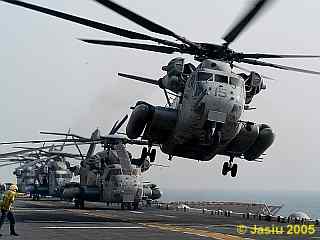 Sikorsky CH-53 startuje z lotniskowca.